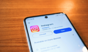 Das Telefon zeigt Instagram-Likes auf dem Bildschirm an. Instagram-Likes kaufen